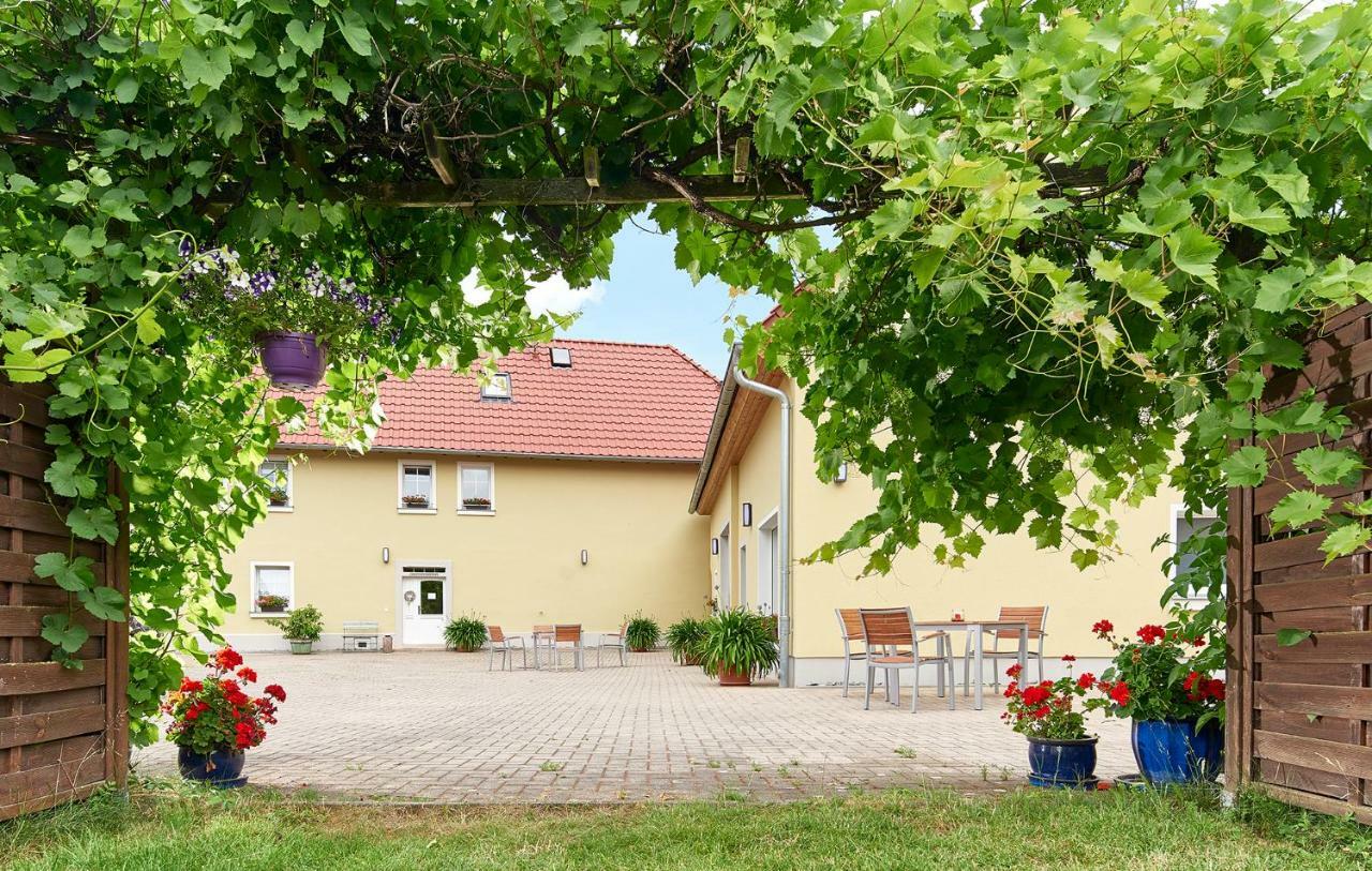 Hotel Bei Meyers Schlafen & Feiern à Bohlen  Extérieur photo